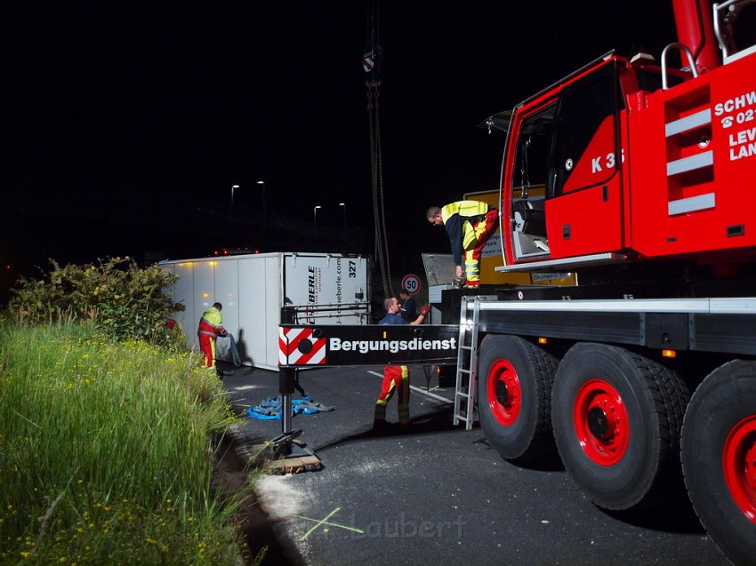 Einsatz BF Koeln PEINGEKLEMMT in Leverkusen P252.JPG